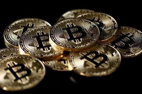 比特币暴跌后重回4000美元上方，加密货币集体下跌八成