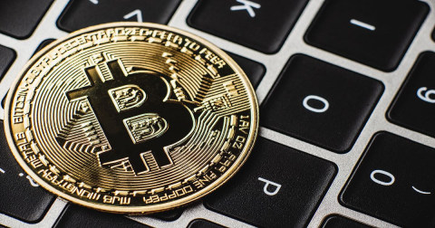 比特币最新价格约23,000美元，受多种因素影响，价格波动大