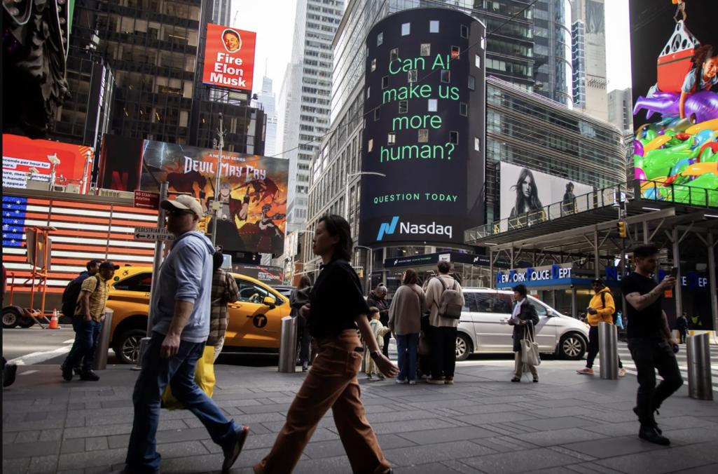 比特币从12.6万美元高点腰斩至6.6万分析_黄金翻倍创下5400美元新高对比_比特币行情分析