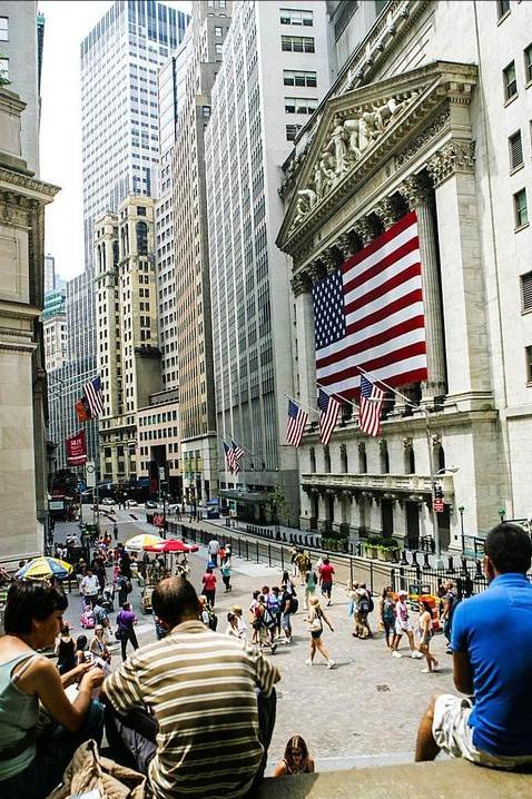 黄金翻倍创下5400美元新高对比_比特币行情分析_比特币从12.6万美元高点腰斩至6.6万分析